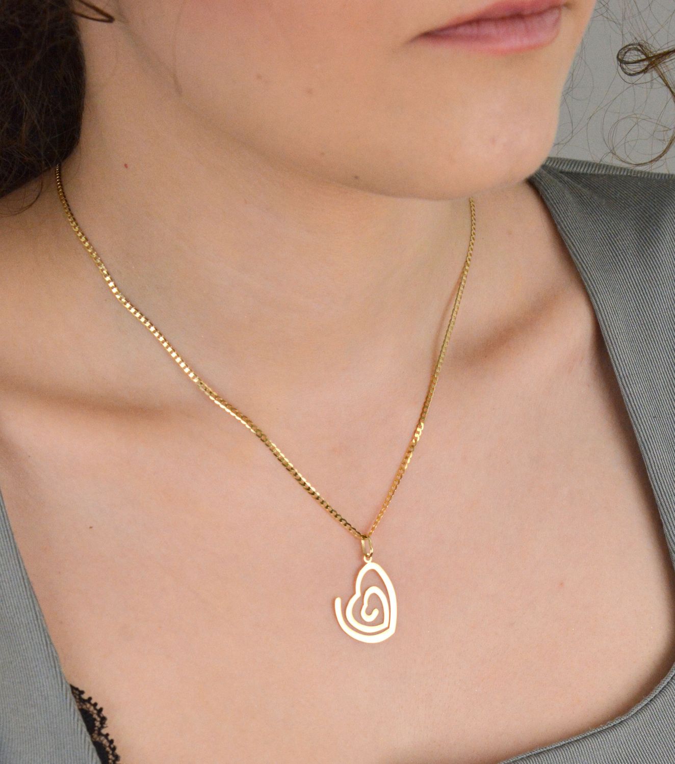 Złota zawieszka serce w kształcie spirali. Elegancki wisiorek wykonany z najwyższej jakości 14 –karatowego żółtego złota. Ta unikalna biżuteria, która zachwyci każdą kobietę..jpg