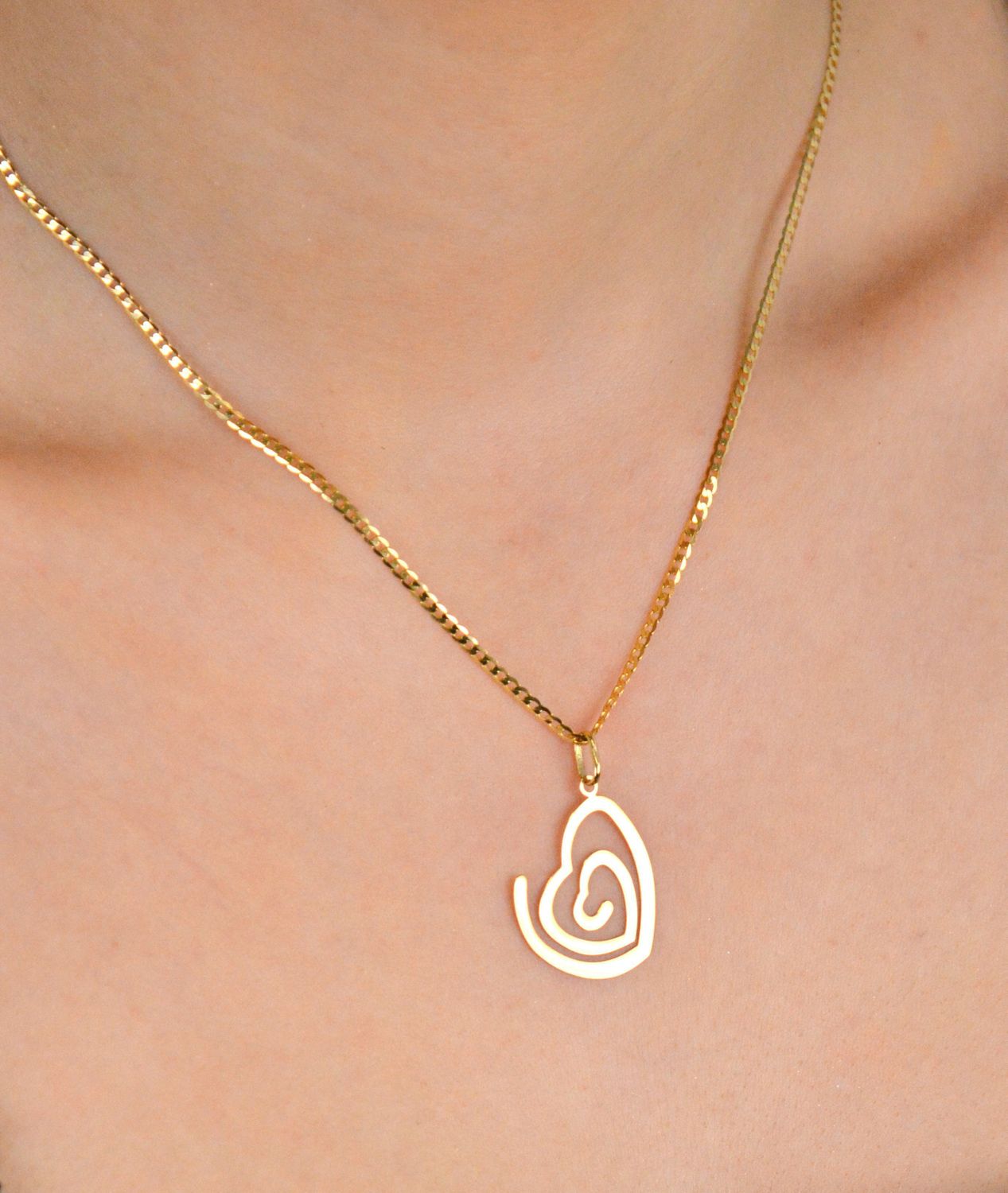 Złota zawieszka serce w kształcie spirali. Elegancki wisiorek wykonany z najwyższej jakości 14 –karatowego żółtego złota. Ta unikalna biżuteria, która zachwyci każdą kobietę..jpg