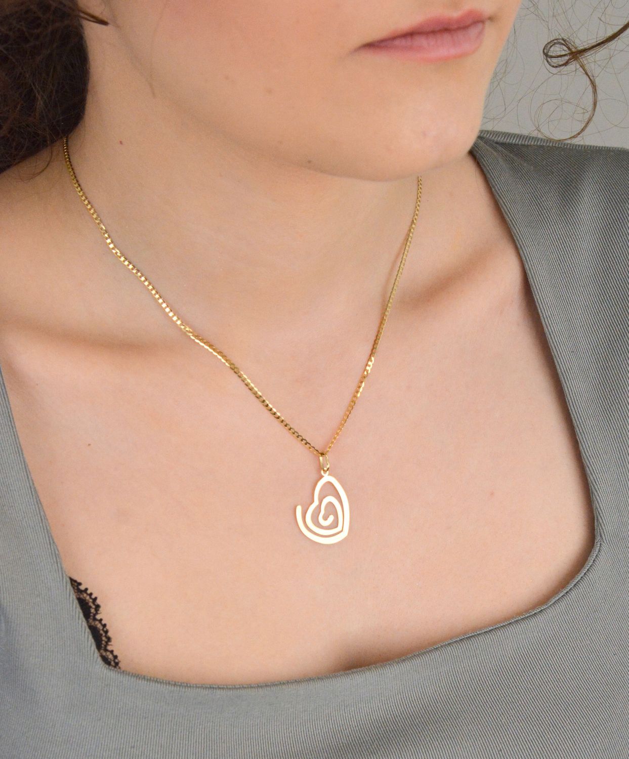 Złota zawieszka serce w kształcie spirali. Elegancki wisiorek wykonany z najwyższej jakości 14 –karatowego żółtego złota. Ta unikalna biżuteria, która zachwyci każdą kobietę..jpg