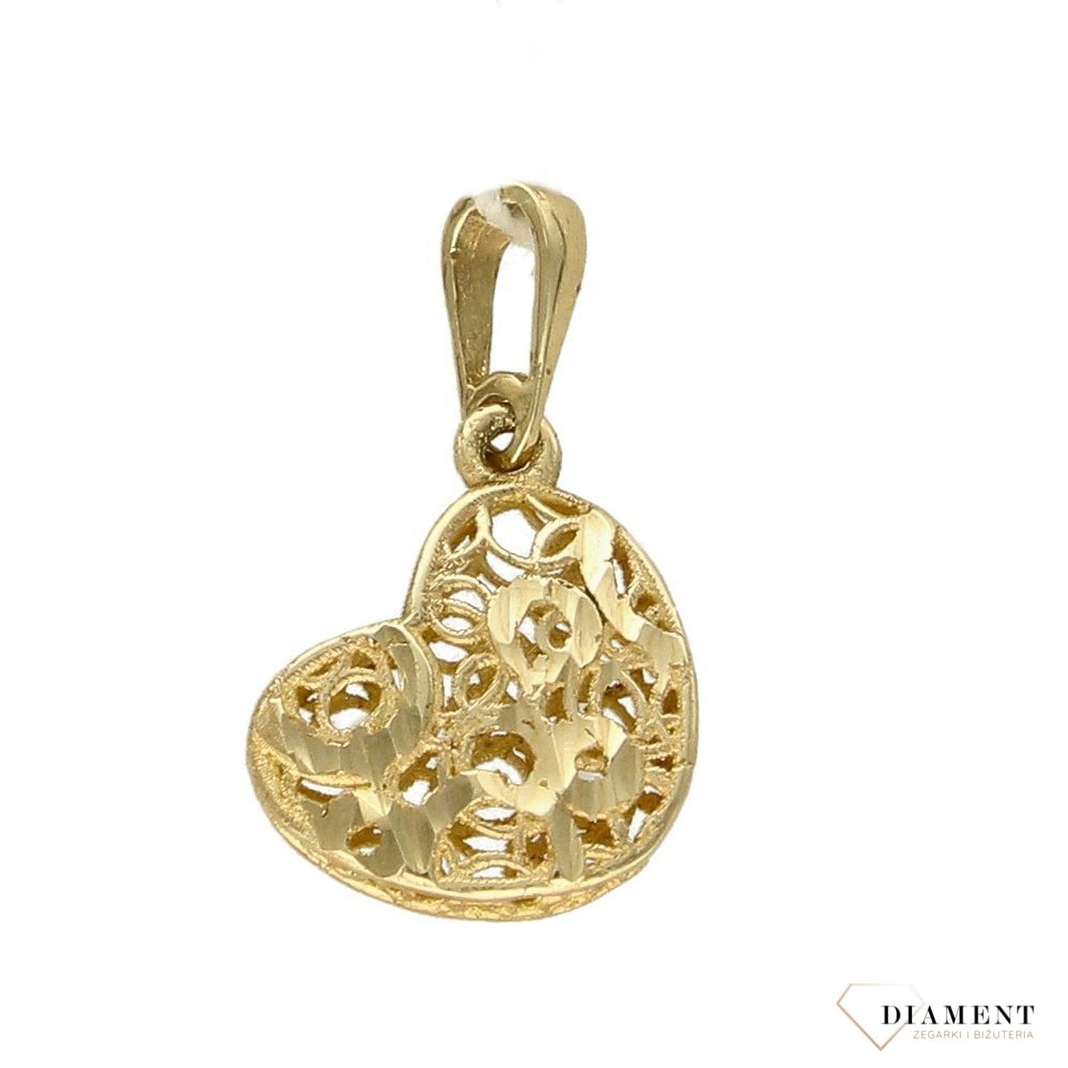 Piękna zawieszka w kształcie serca ażurowa. Zawieszkę wykonano ze złota próby 585 o wadze 0,63 gram. Do zawieszki można dobrać delikatny złoty łańcuszek, który można znaleźć w naszej ofercie..jpg
