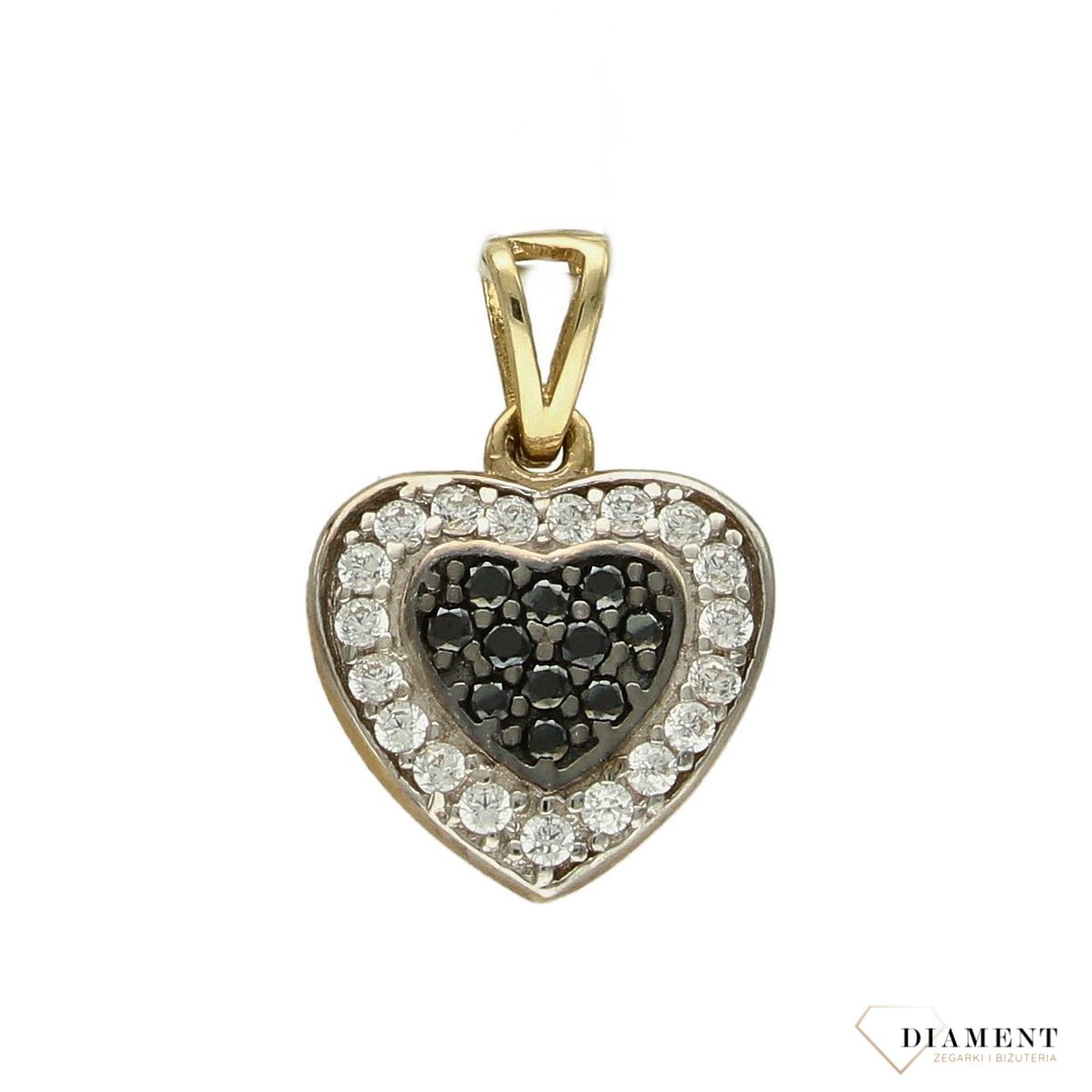 Piękna zawieszka w kształcie serca ozdobiona cyrkonią w kolorze białym i czarnym. Zawieszkę wykonano ze złota próby 585 o wadze 1,87 gram. Do zawieszki można dobrać delikatny złoty łańcuszek.jpg