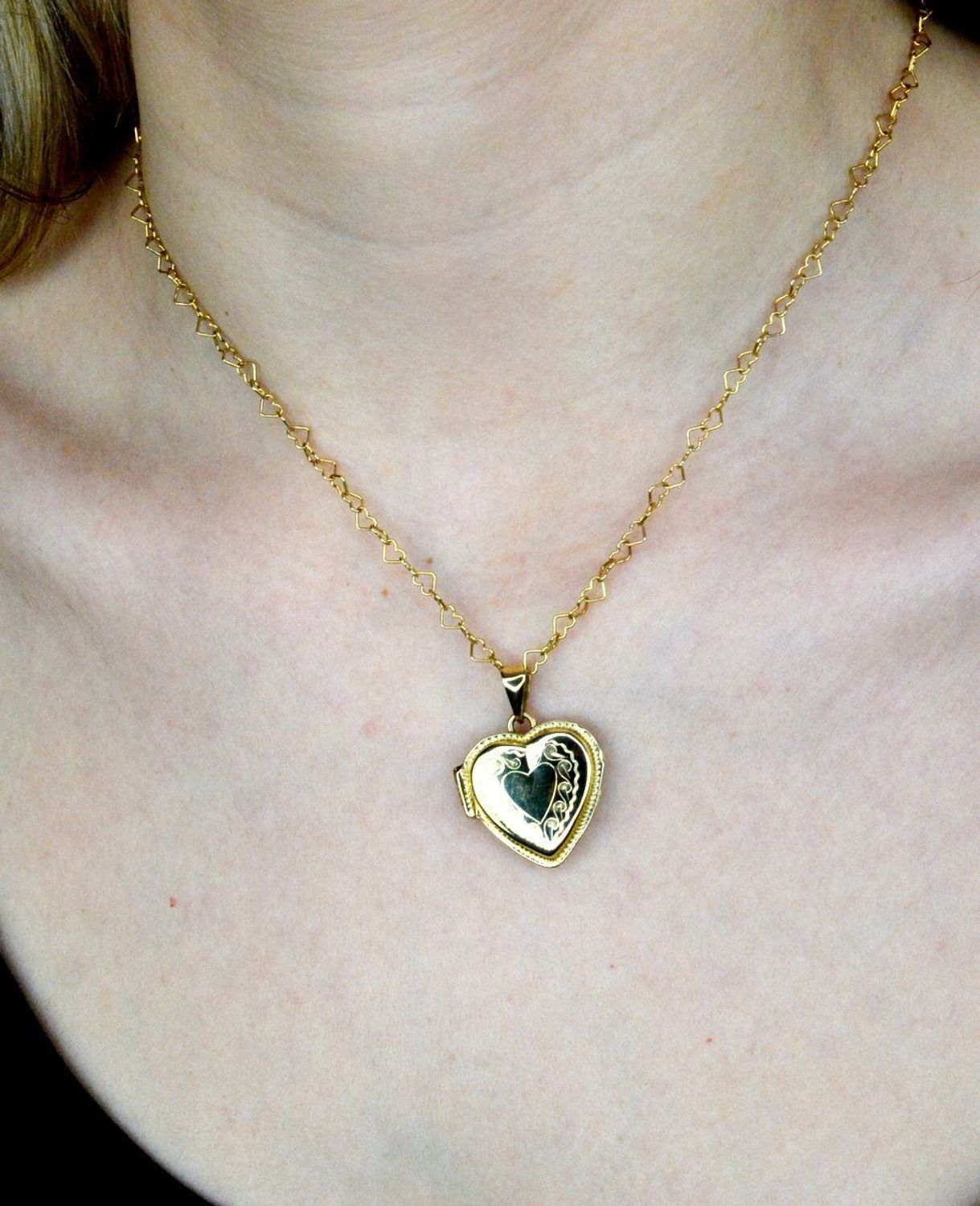 Złota zawieszka 585 puzderko serce. Otwierana zawieszka w kształcie serca marki Diament wykonana ze złota próby 585. Piękny sekretnik w którym można schować fotografię bliskiej osoby lub liścik z wyznaniem..jpg