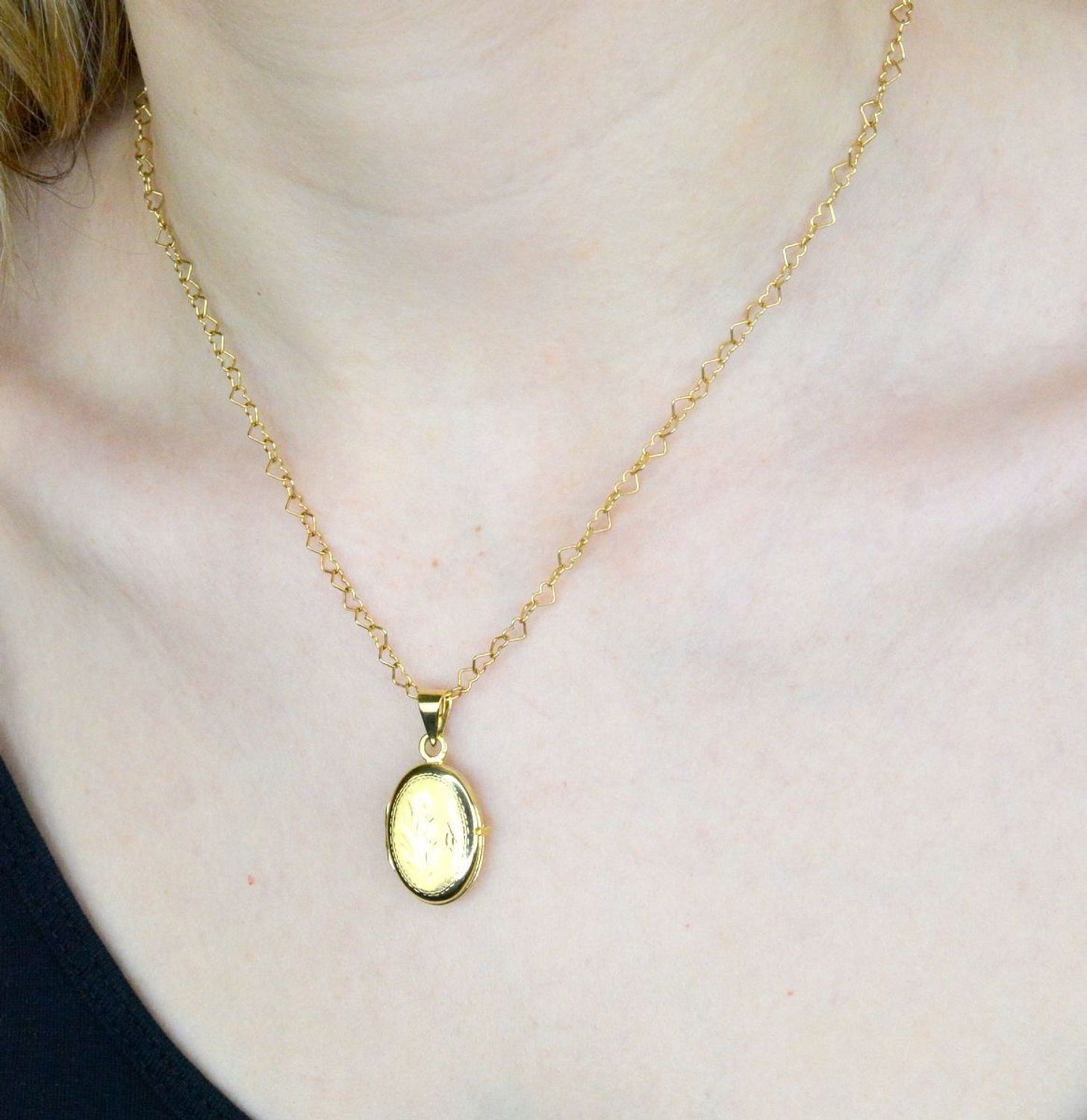 Otwierana zawieszka owalna zdobiona liściem marki Diament wykonana ze złota próby 585. Piękny sekretnik w którym można schować fotografię bliskiej osoby lub liścik z wyznaniem (2).jpg