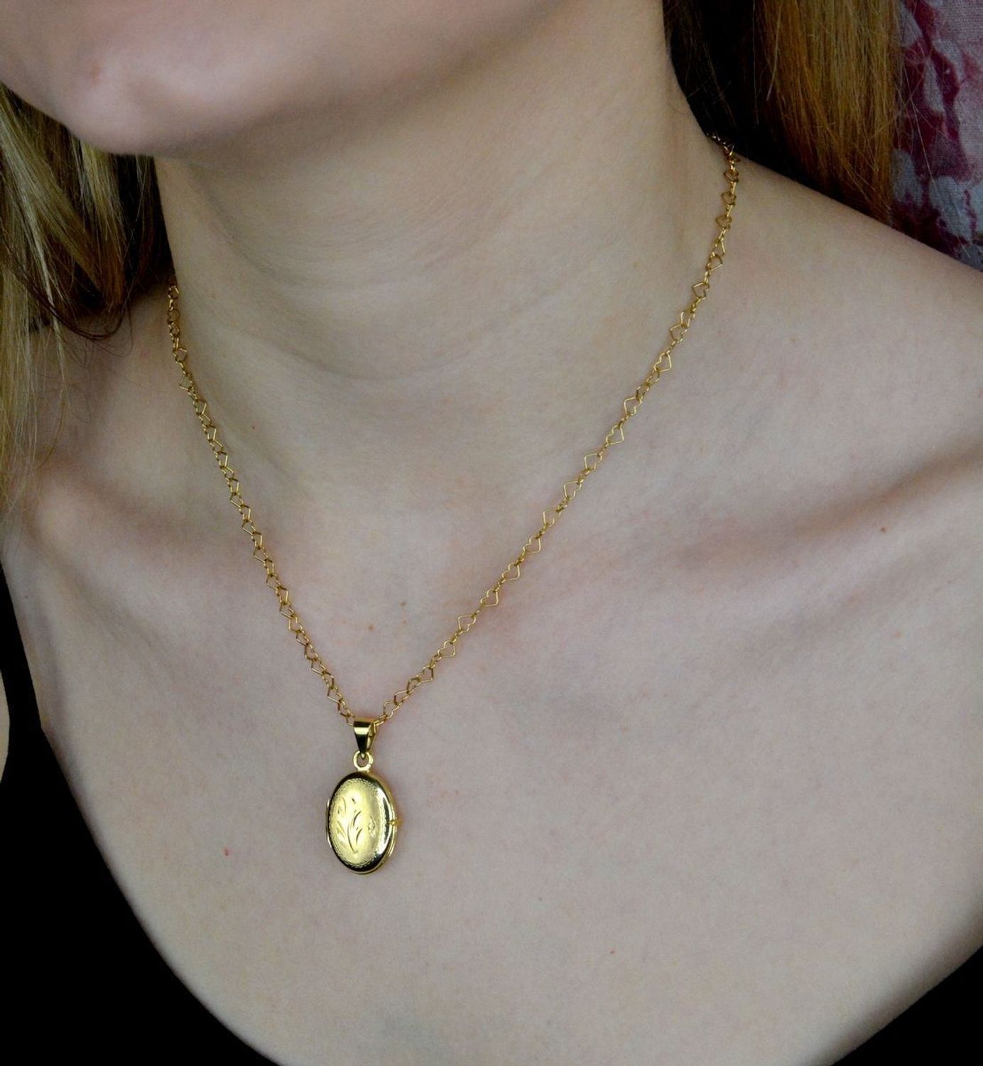 Otwierana zawieszka owalna zdobiona liściem marki Diament wykonana ze złota próby 585. Piękny sekretnik w którym można schować fotografię bliskiej osoby lub liścik z wyznaniem (2).jpg