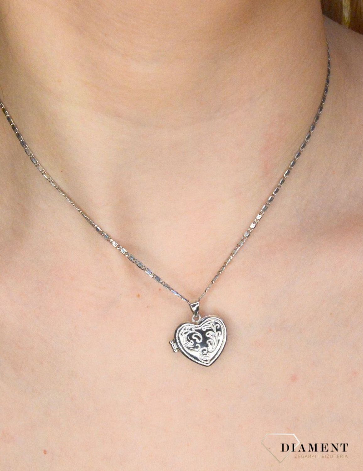 Srebrna zawieszka serduszko z grawerowaniem Puzderko DIA-ZAW-52489-925. Puzderko zostało wykonane z najwyższej jakości srebra próby 925. Puzderko w kształcie serduszka z ozdobnym grawerowaniem. Zawieszka puzderko to idealny po.jpg