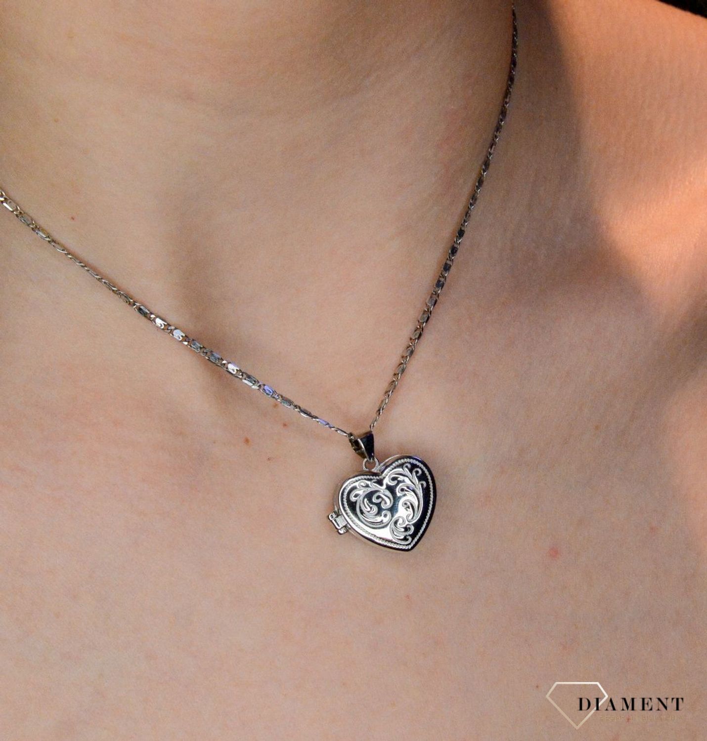 Srebrna zawieszka serduszko z grawerowaniem Puzderko DIA-ZAW-52489-925. Puzderko zostało wykonane z najwyższej jakości srebra próby 925. Puzderko w kształcie serduszka z ozdobnym grawerowaniem. Zawieszka puzderko to idealny po.jpg