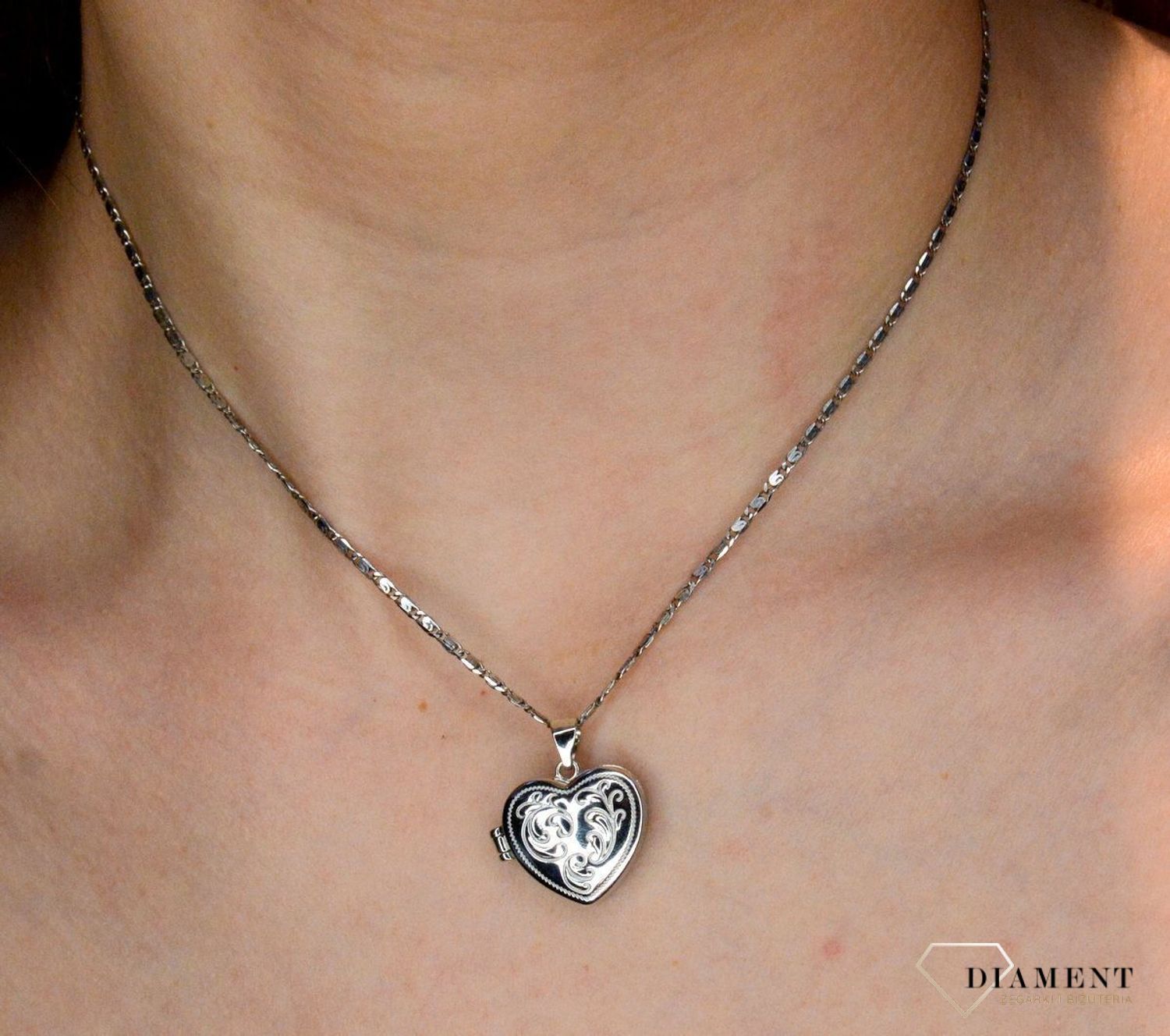 Srebrna zawieszka serduszko z grawerowaniem Puzderko DIA-ZAW-52489-925. Puzderko zostało wykonane z najwyższej jakości srebra próby 925. Puzderko w kształcie serduszka z ozdobnym grawerowaniem. Zawieszka puzderko to idealny po.jpg