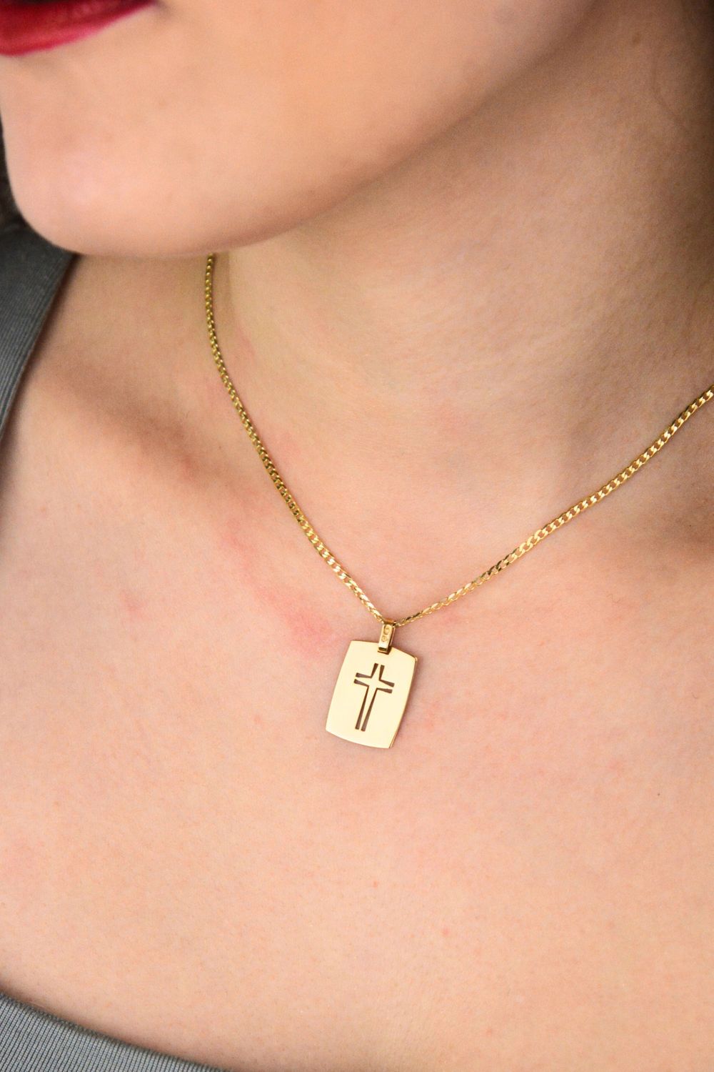 Złota zawieszka blaszka z krzyżykiem 585 połysk. Złota zawieszka blaszka wykonana z żółtego złota próby 585. Zawieszka w prostokątnym kształcie. Zawieszka, która będzie świetnym dodatkiem..jpg