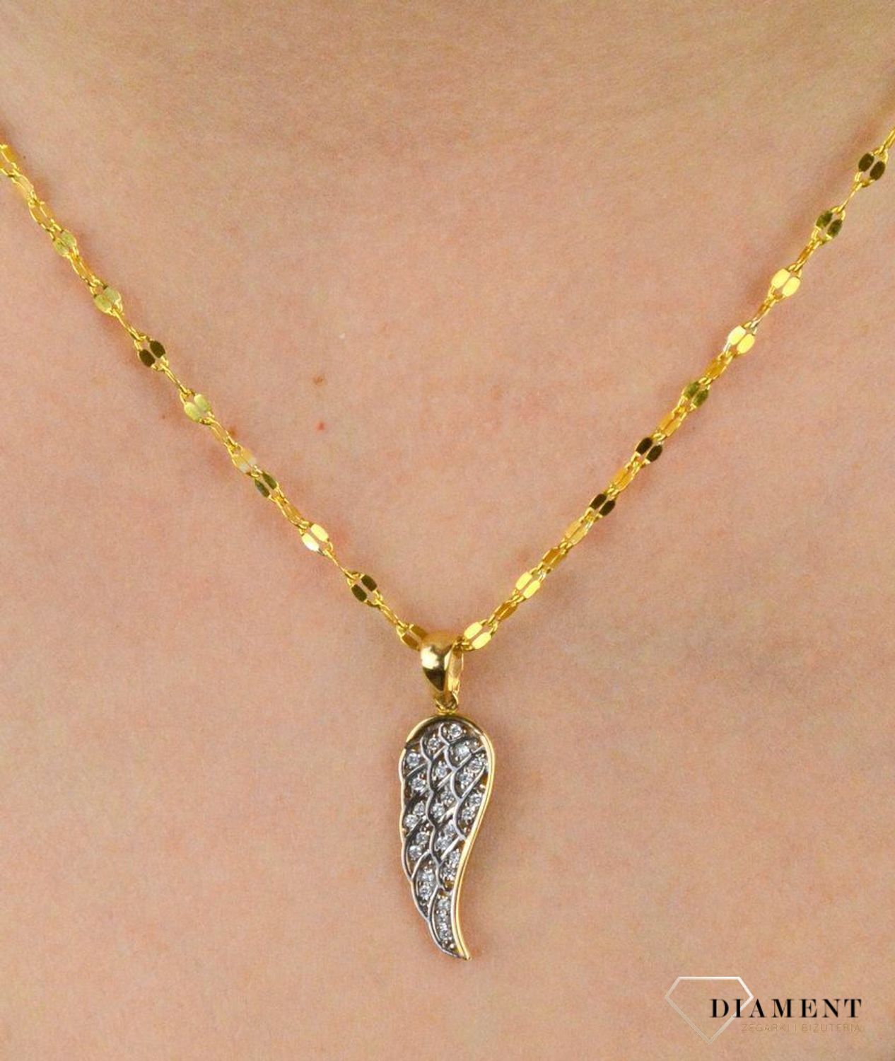Złota zawieszka skrzydło ozdobione białą cyrkonia DIA-ZAW-5259-585.jpg
