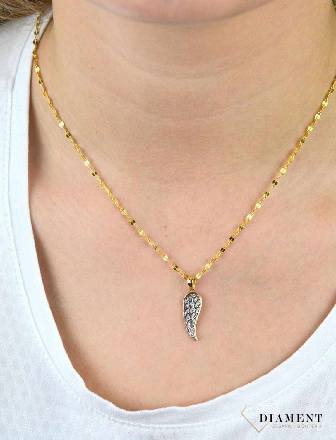 Złota zawieszka skrzydło ozdobione białą cyrkonia DIA-ZAW-5259-585.jpg