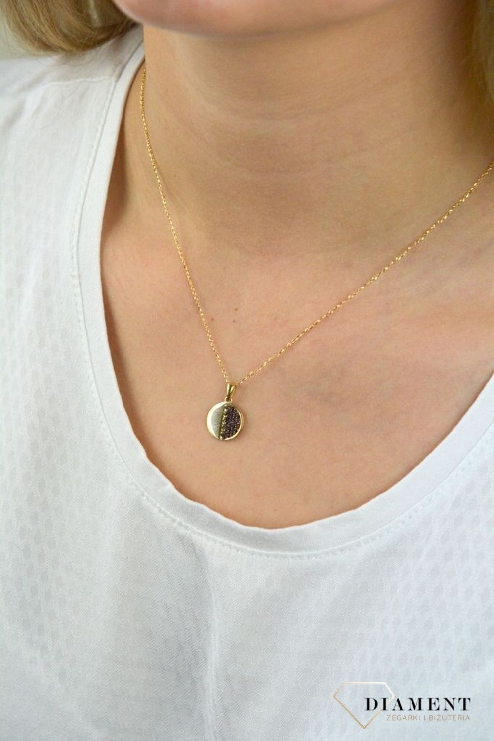 Złota zawieszka okrągła z czarną cyrkonią do połowy DIA-ZAW-5274-585.jpg