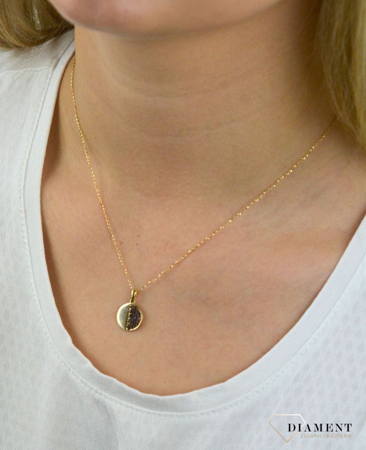 Złota zawieszka okrągła z czarną cyrkonią do połowy DIA-ZAW-5274-585.jpg