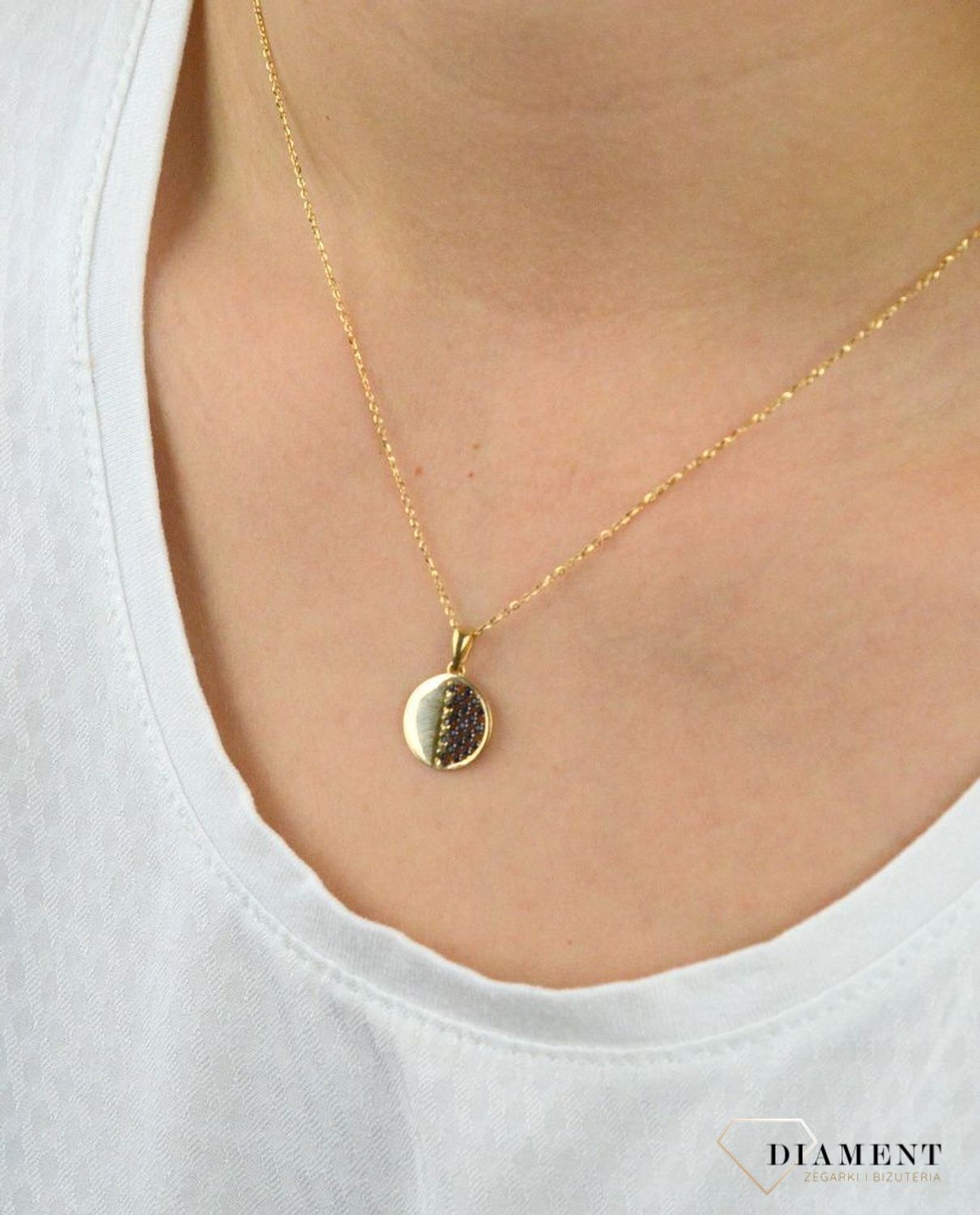 Złota zawieszka okrągła z czarną cyrkonią do połowy DIA-ZAW-5274-585.jpg
