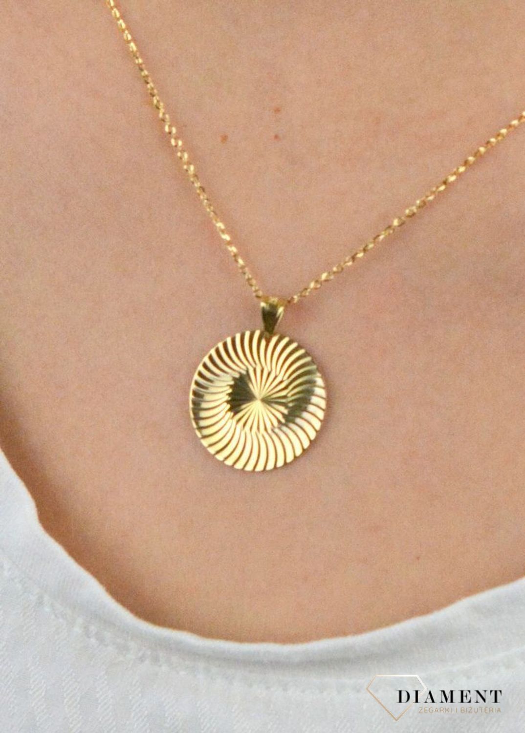 Złota zawieszka okrągła grawerowana blaszka DIA-ZAW-5279-585.jpg