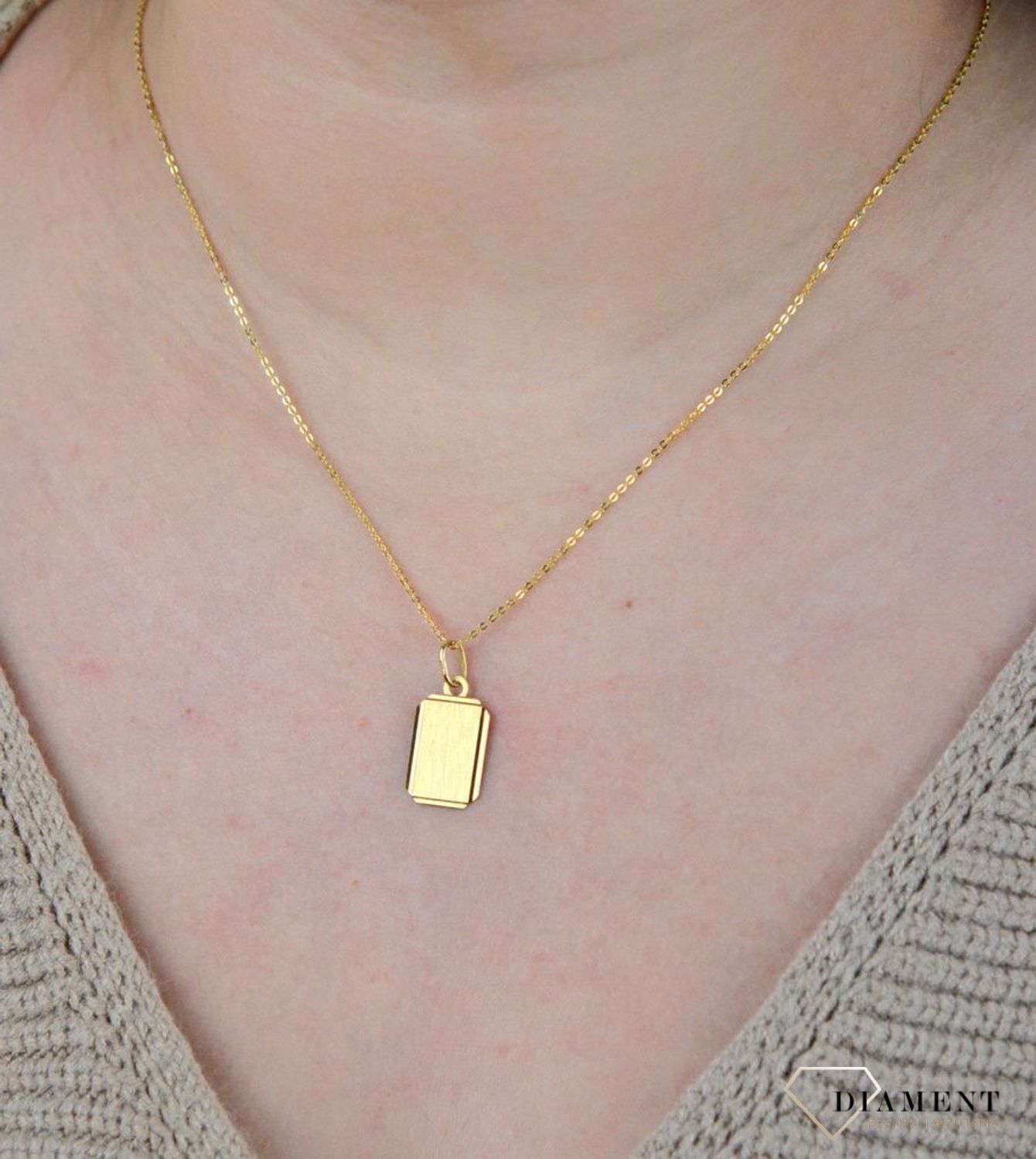 Złota zawieszka blaszka 'Matowy nieśmiertelnik ze zdobieniem' DIA-ZAW-5290-585.jpg