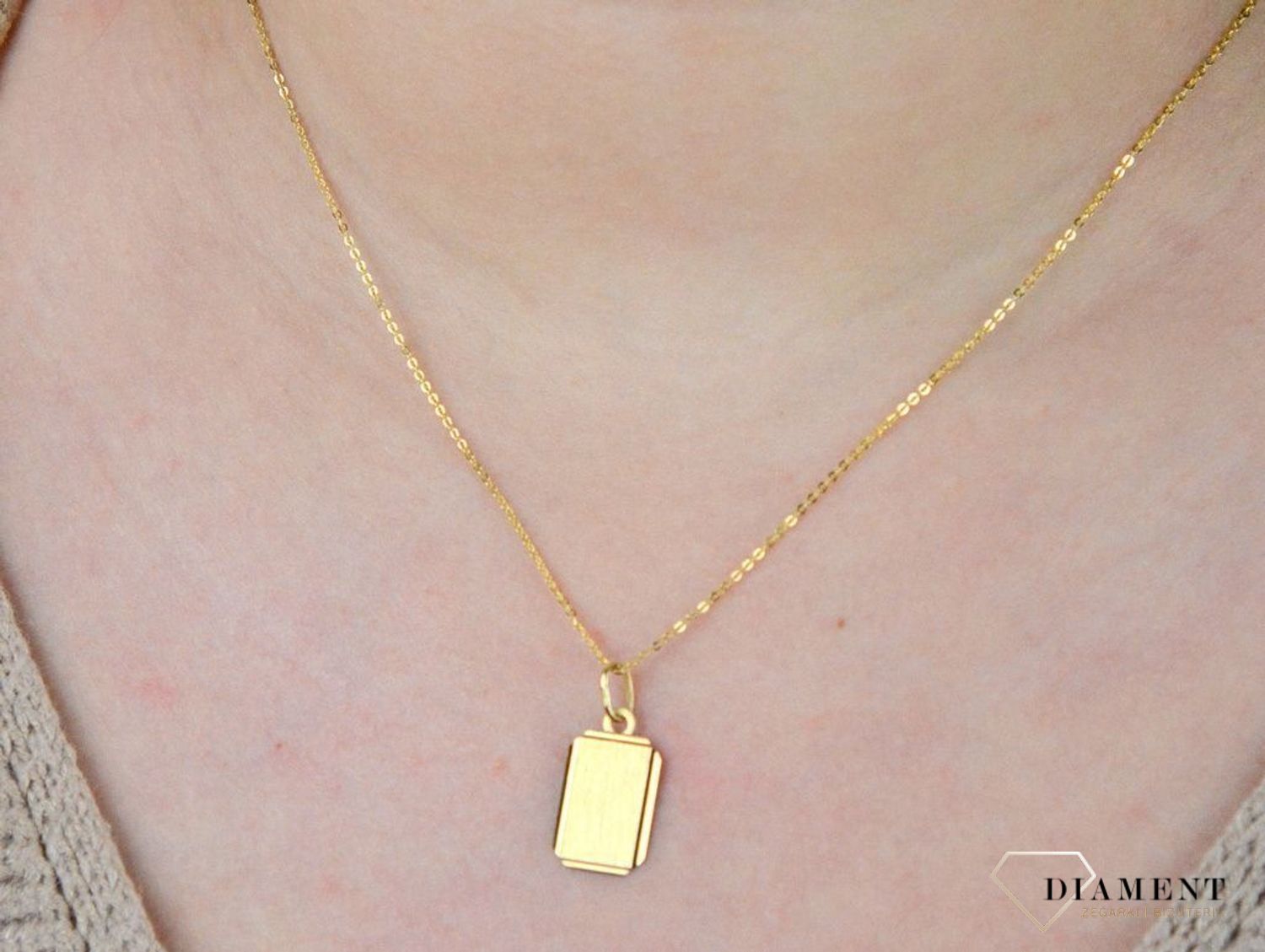 Złota zawieszka blaszka 'Matowy nieśmiertelnik ze zdobieniem' DIA-ZAW-5290-585.jpg