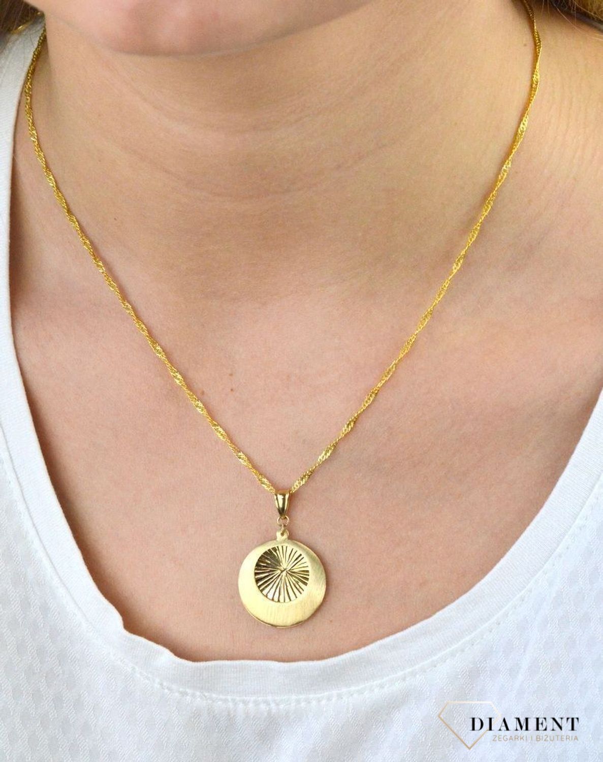 Złota zawieszka okrągła z grawerowanym środkiem DIA-ZAW-5296-585.jpg