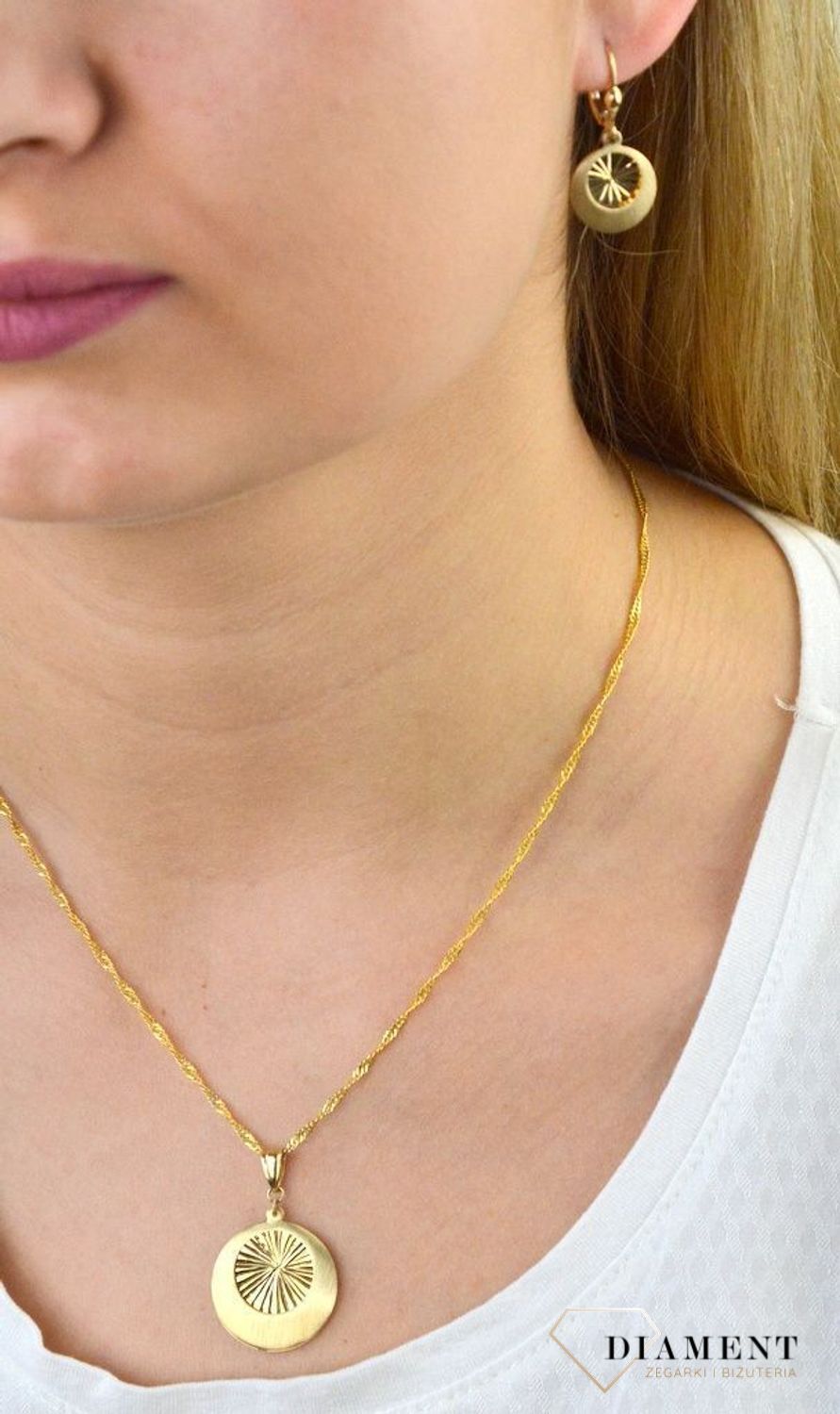 Złota zawieszka okrągła z grawerowanym środkiem DIA-ZAW-5296-585.jpg