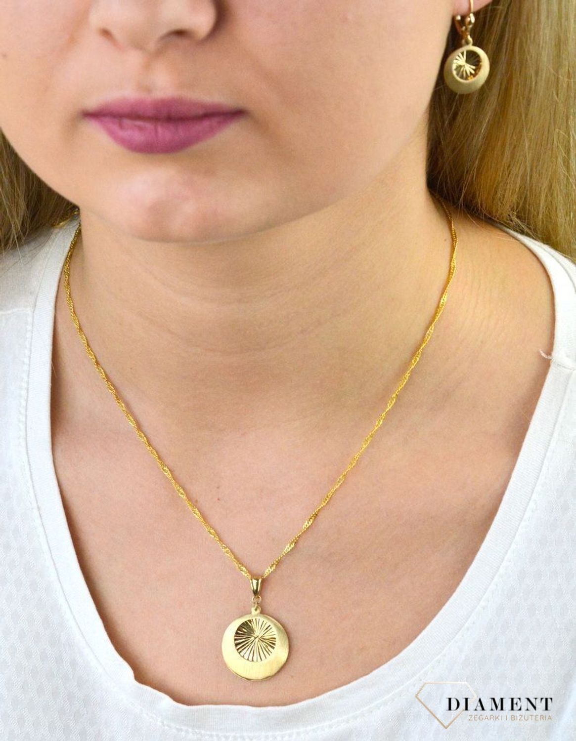 Złota zawieszka okrągła z grawerowanym środkiem DIA-ZAW-5296-585.jpg