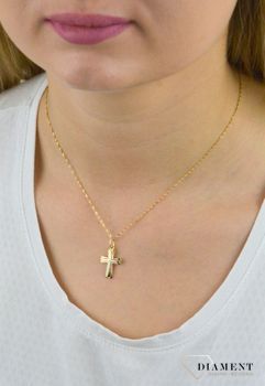 Złoty krzyż 585 z białym złoto DIA-ZAW-5343-585 Złoty wisiorek w kształcie krzyża został wykonany z wysokiej próby złota 585 w kolorze żółtego złota oaz białego złota (2).JPG
