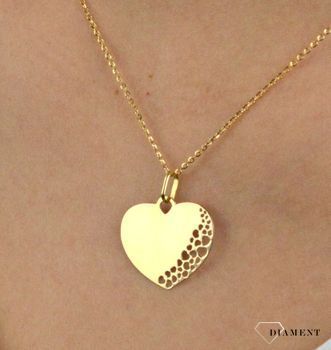 Piękna złota zawieszka w kształcie serca to śliczny dodatek, który odmieni każdą stylizację. Ażurowy wzór sprawia, że wisiorek wygląda przestrzennie. Złoto jest metalem szlachetnym znanym  (2).JPG