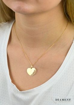 Piękna złota zawieszka w kształcie serca to śliczny dodatek, który odmieni każdą stylizację. Ażurowy wzór sprawia, że wisiorek wygląda przestrzennie. Złoto jest metalem szlachetnym znanym  (5).JPG