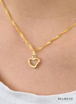 Piękna złota zawieszka w kształcie serca to śliczny dodatek, który odmieni każdą stylizację. Złoto jest metalem szlachetnym znanym i kochanym przez kobiety już od starożytności, (2).JPG