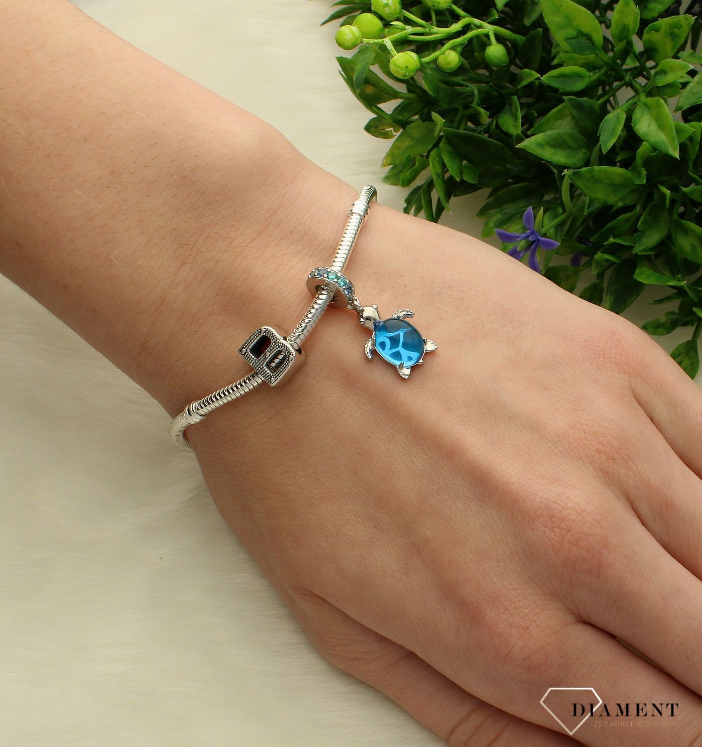 Charms Moments Literka B DIA-ZAW-53677-925. Zawieszka wykonana została ze srebra próby 925. Charms do bransoletki doda blasku Twojej bransoletce i będzie się pięknie prezentować. To idealny charms na prezent. Charms do bransol (1).jpg