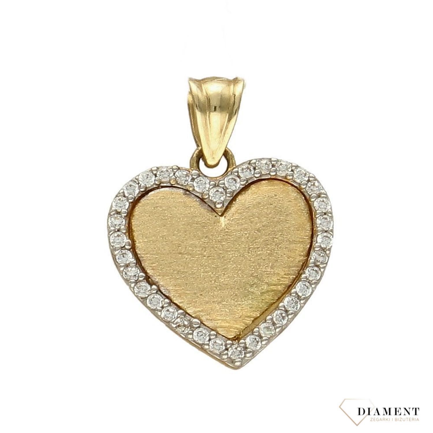Piękna zawieszka w kształcie serca satynowa z dodatkiem cyrkonii. Zawieszkę wykonano ze złota próby 585 o wadze 1,26 gram. Do zawieszki można dobrać delikatny złoty łańcuszek, który można znaleźć w naszej ofercie. (2).jpg