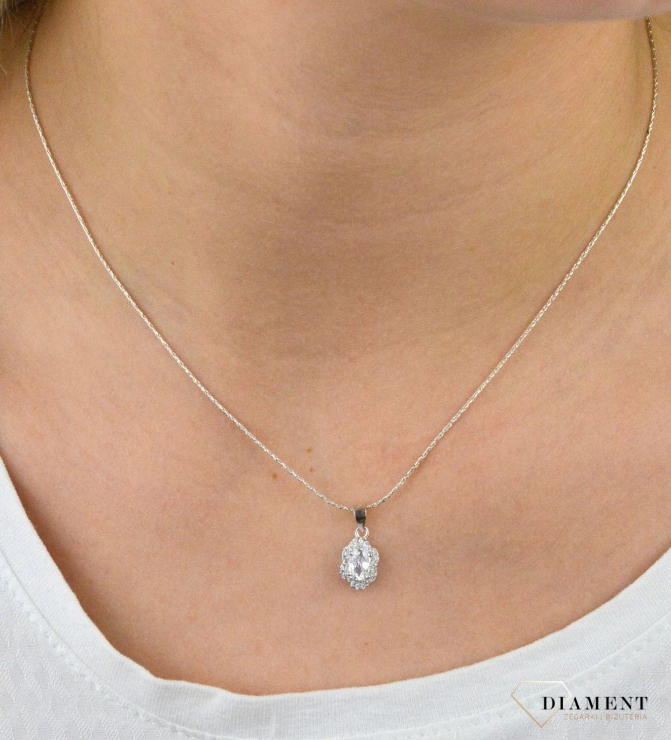 Srebrna zawieszka  Podłużny kwiatuszek z cyrkoniami  925 DIA-ZAW-5456-925.jpg