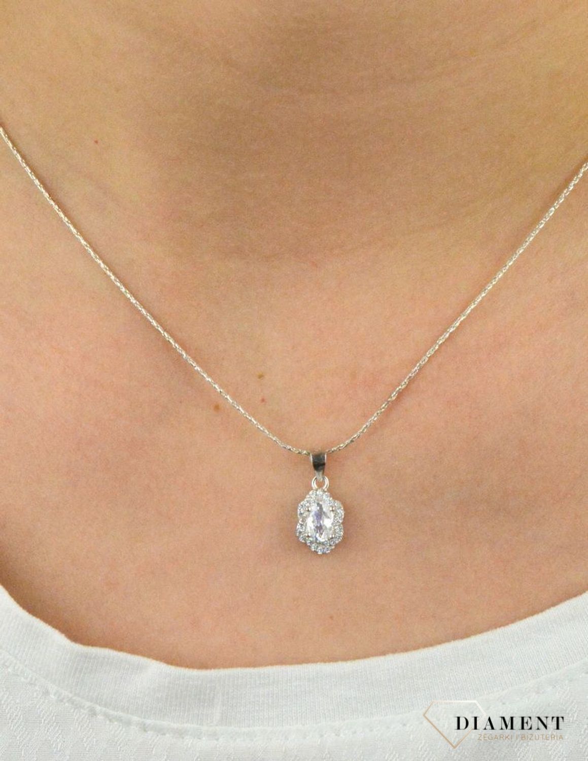 Srebrna zawieszka  Podłużny kwiatuszek z cyrkoniami  925 DIA-ZAW-5456-925.jpg