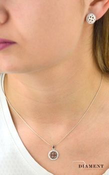 Srebrna zawieszka koniczynka DIA-ZAW-5458-925.  Okrągła zawieszka z symbolem szczęścia będzie doskonałym prezentem dla bliskiej osoby . Zawieszka z cyrkoniami (1).JPG