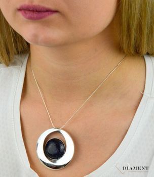 Srebrna zawieszka noc kairu okrągła DIA-ZAW-5494-925. Srebrna okrągła zawieszka wykonana z próby 925 z kamieniem naturalnym noc Kairu. Tak skomponowany olśniewający wisiorek srebrny (3).JPG