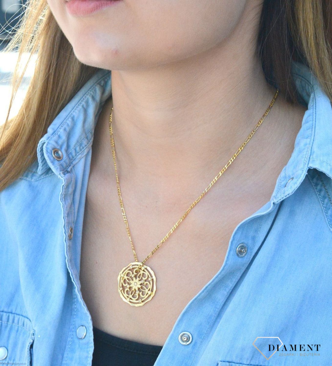 Zawieszka okrągła ze wzorem kwiatka w złotym kolorze  DIA-ZAW-5744-INNE. Stalowa zawieszka damska. Zawieszka stalowa do łańcuszka. Zawieszka okrągła stalowa. Zawieszka w kolorze złotym. Zawieszka ażurowy kwiatek. Zawieszka ide.jpg