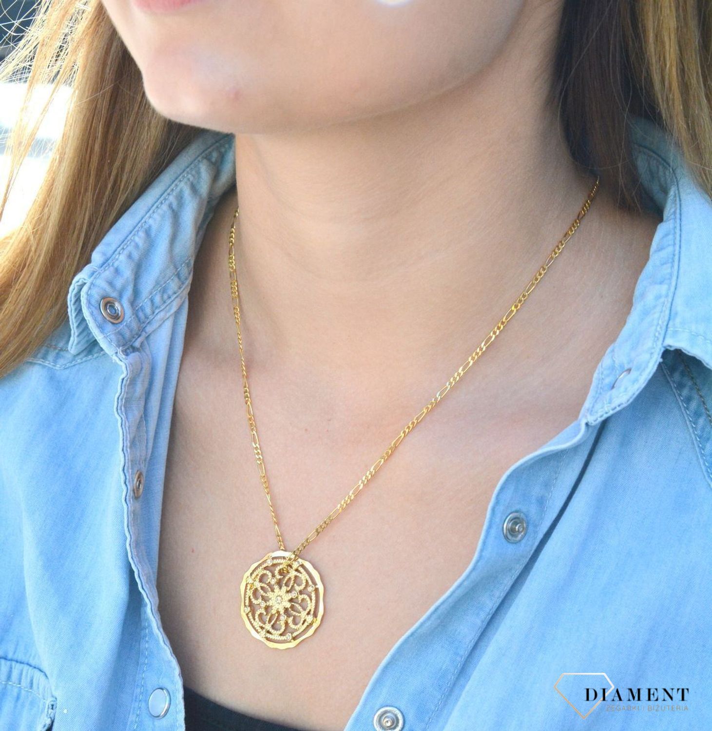 Zawieszka okrągła ze wzorem kwiatka w złotym kolorze  DIA-ZAW-5744-INNE. Stalowa zawieszka damska. Zawieszka stalowa do łańcuszka. Zawieszka okrągła stalowa. Zawieszka w kolorze złotym. Zawieszka ażurowy kwiatek. Zawieszka ide.jpg