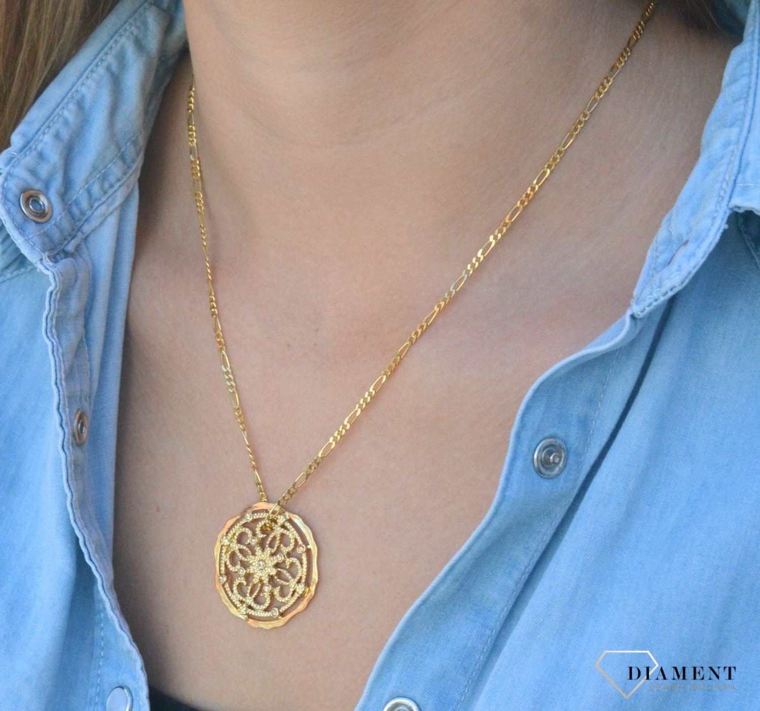 Zawieszka okrągła ze wzorem kwiatka w złotym kolorze  DIA-ZAW-5744-INNE. Stalowa zawieszka damska. Zawieszka stalowa do łańcuszka. Zawieszka okrągła stalowa. Zawieszka w kolorze złotym. Zawieszka ażurowy kwiatek. Zawieszka ide.jpg