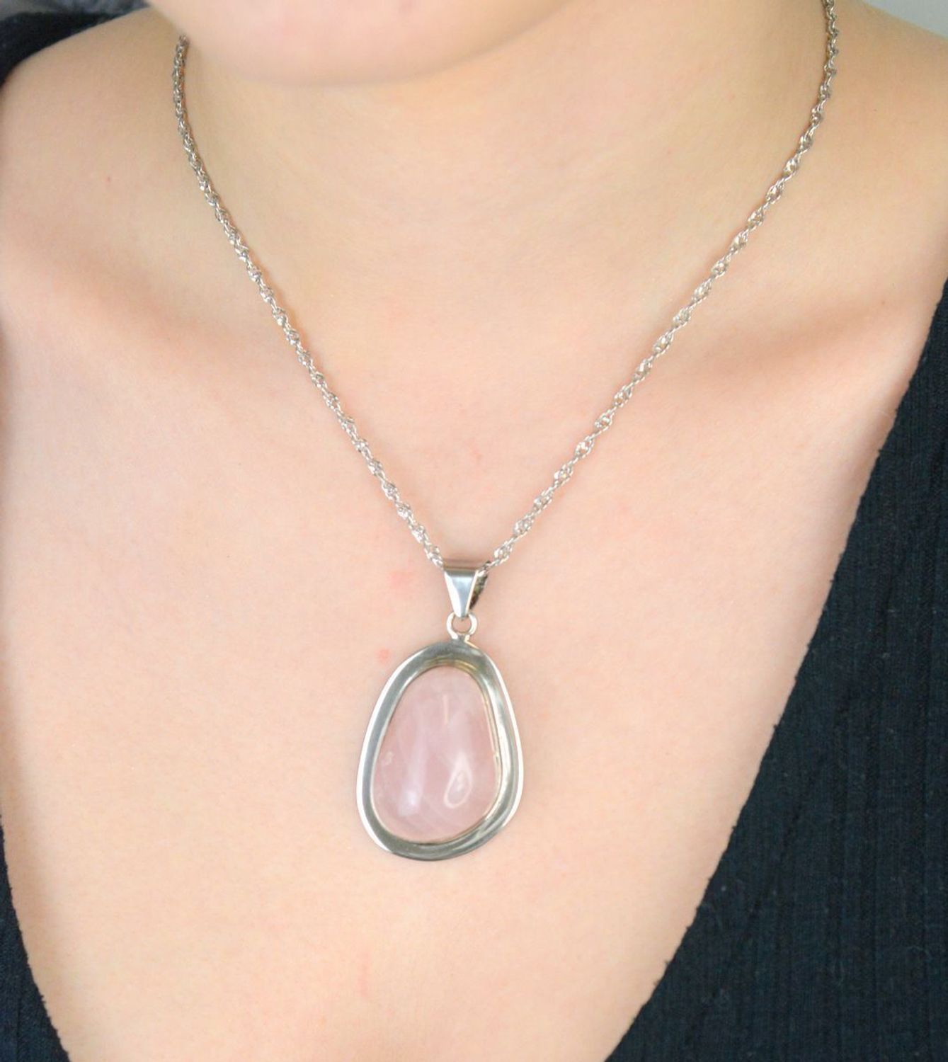 Elegancka zawieszka damska z naturalnym kwarcem różowym. Wykonana ze srebra próby 925, waga 24,10 g, długość 5,0 cm, szerokość 2,8 cm. Model DIA-ZAW-5755-925.1.jpg