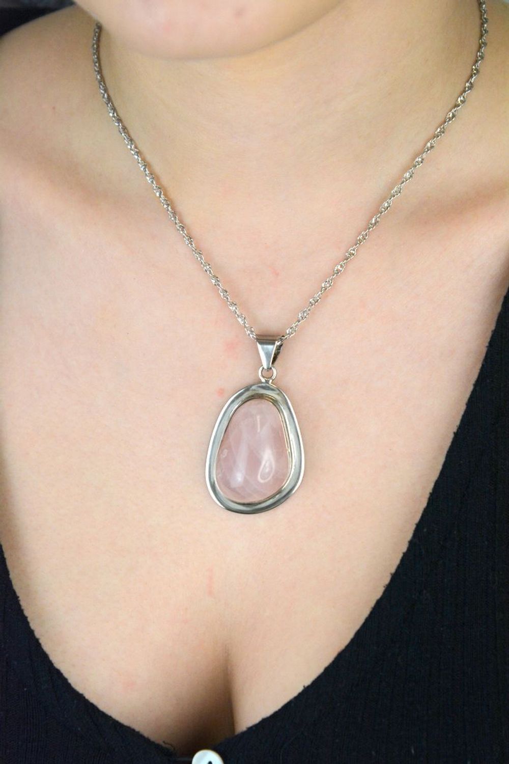 Elegancka zawieszka damska z naturalnym kwarcem różowym. Wykonana ze srebra próby 925, waga 24,10 g, długość 5,0 cm, szerokość 2,8 cm. Model DIA-ZAW-5755-925.1.jpg