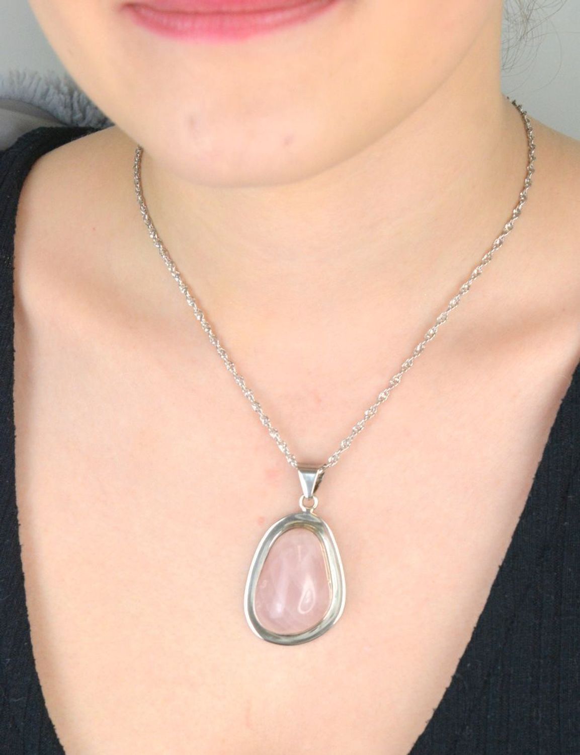 Elegancka zawieszka damska z naturalnym kwarcem różowym. Wykonana ze srebra próby 925, waga 24,10 g, długość 5,0 cm, szerokość 2,8 cm. Model DIA-ZAW-5755-925.1.jpg