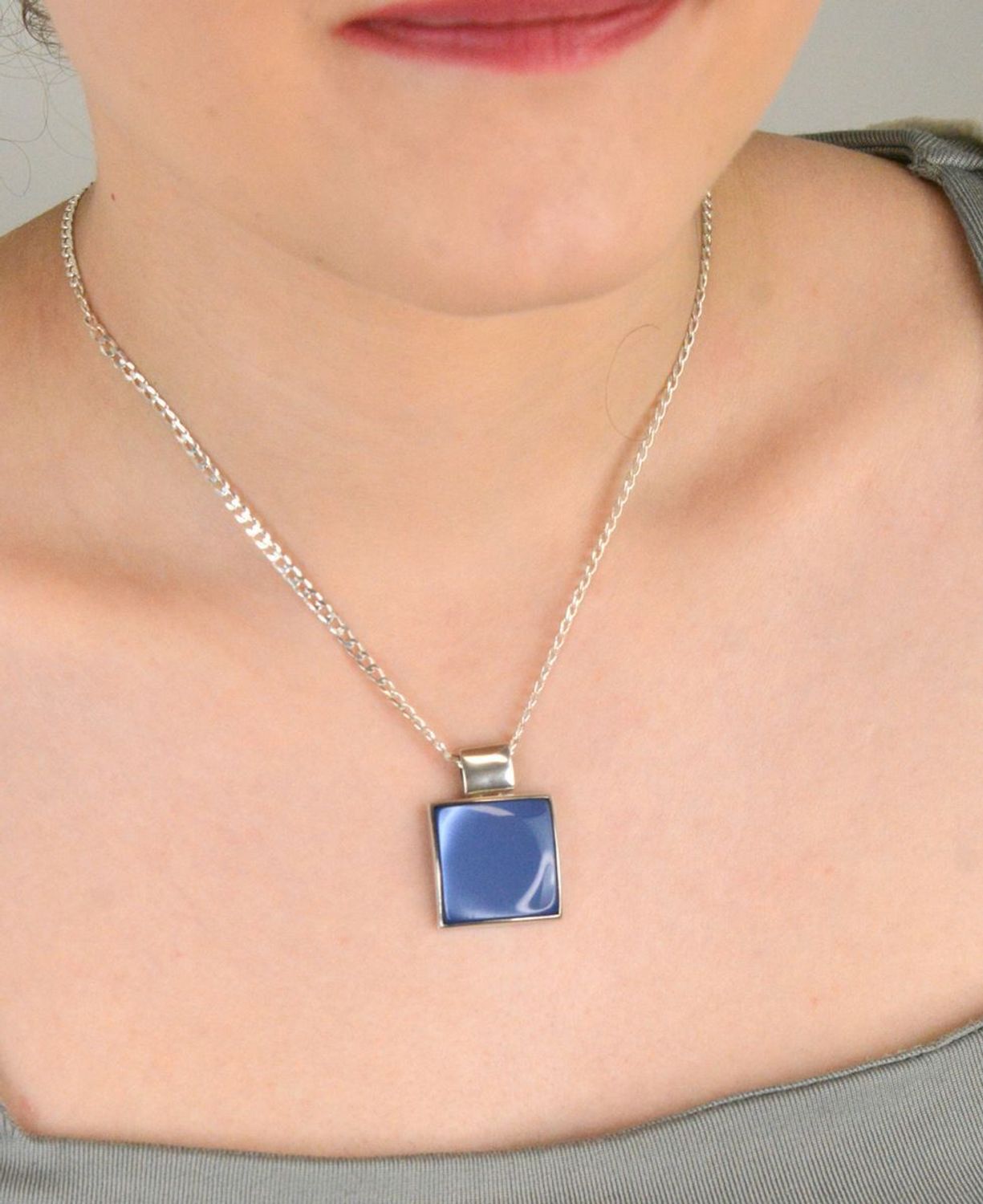 Zawieszka srebrna kwadratowa z masą jubilerską niebieską próba 925, DIA-ZAW-5762-925 Wyjątkowa zawieszka srebrna w kształcie kwadratu, wypełniona elegancką, niebieską masą jubilerską,.jpg