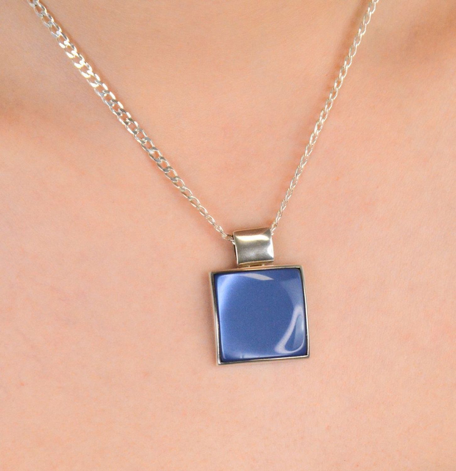 Zawieszka srebrna kwadratowa z masą jubilerską niebieską próba 925, DIA-ZAW-5762-925 Wyjątkowa zawieszka srebrna w kształcie kwadratu, wypełniona elegancką, niebieską masą jubilerską,.jpg