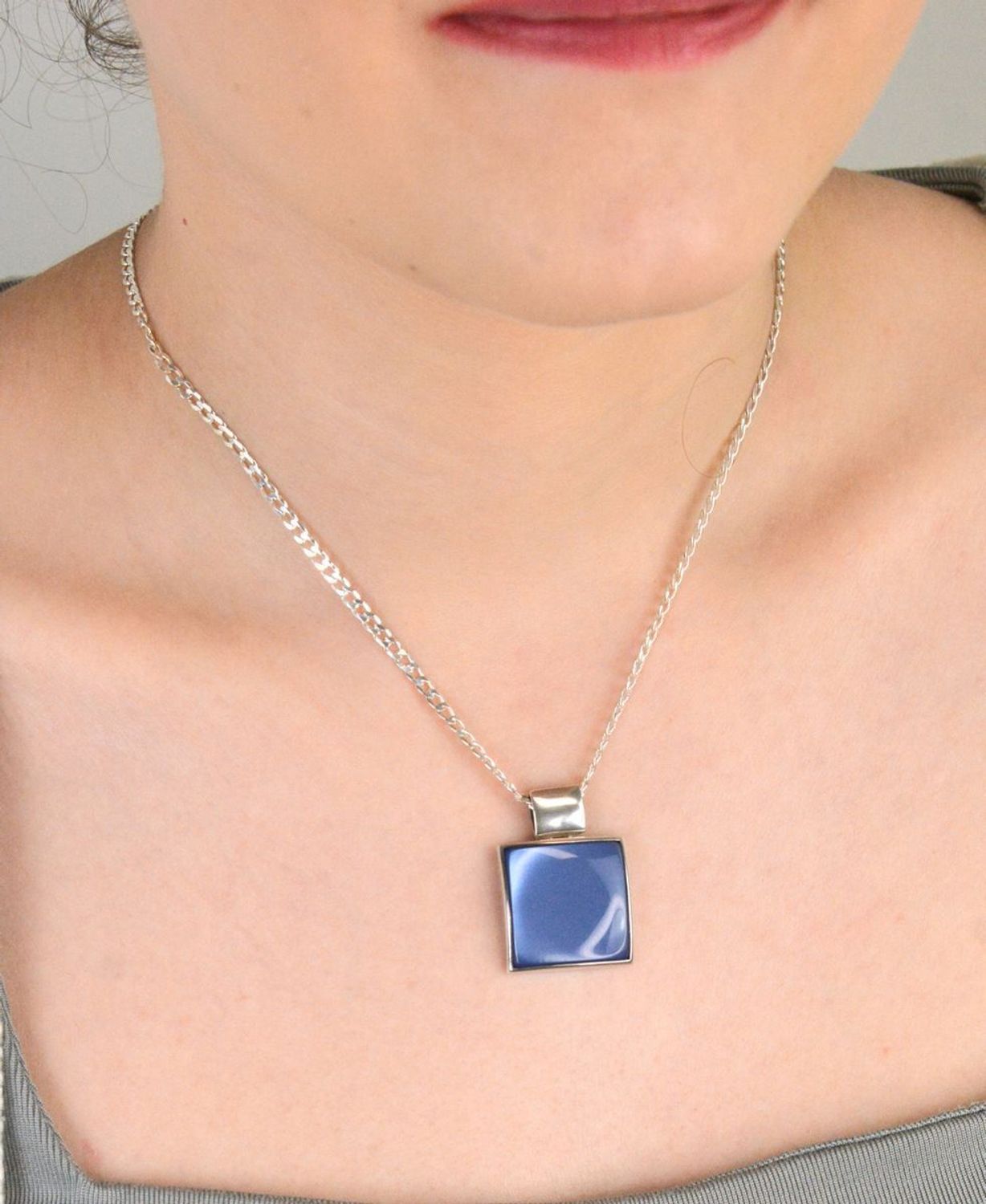 Zawieszka srebrna kwadratowa z masą jubilerską niebieską próba 925, DIA-ZAW-5762-925 Wyjątkowa zawieszka srebrna w kształcie kwadratu, wypełniona elegancką, niebieską masą jubilerską,.jpg