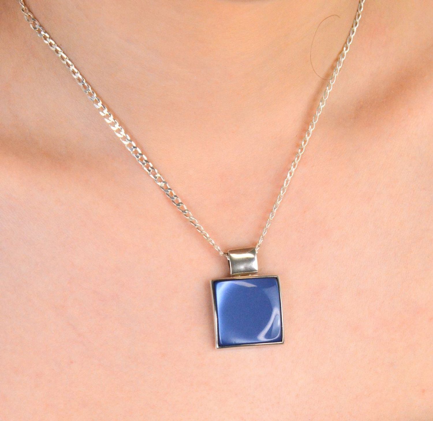 Zawieszka srebrna kwadratowa z masą jubilerską niebieską próba 925, DIA-ZAW-5762-925 Wyjątkowa zawieszka srebrna w kształcie kwadratu, wypełniona elegancką, niebieską masą jubilerską,.jpg