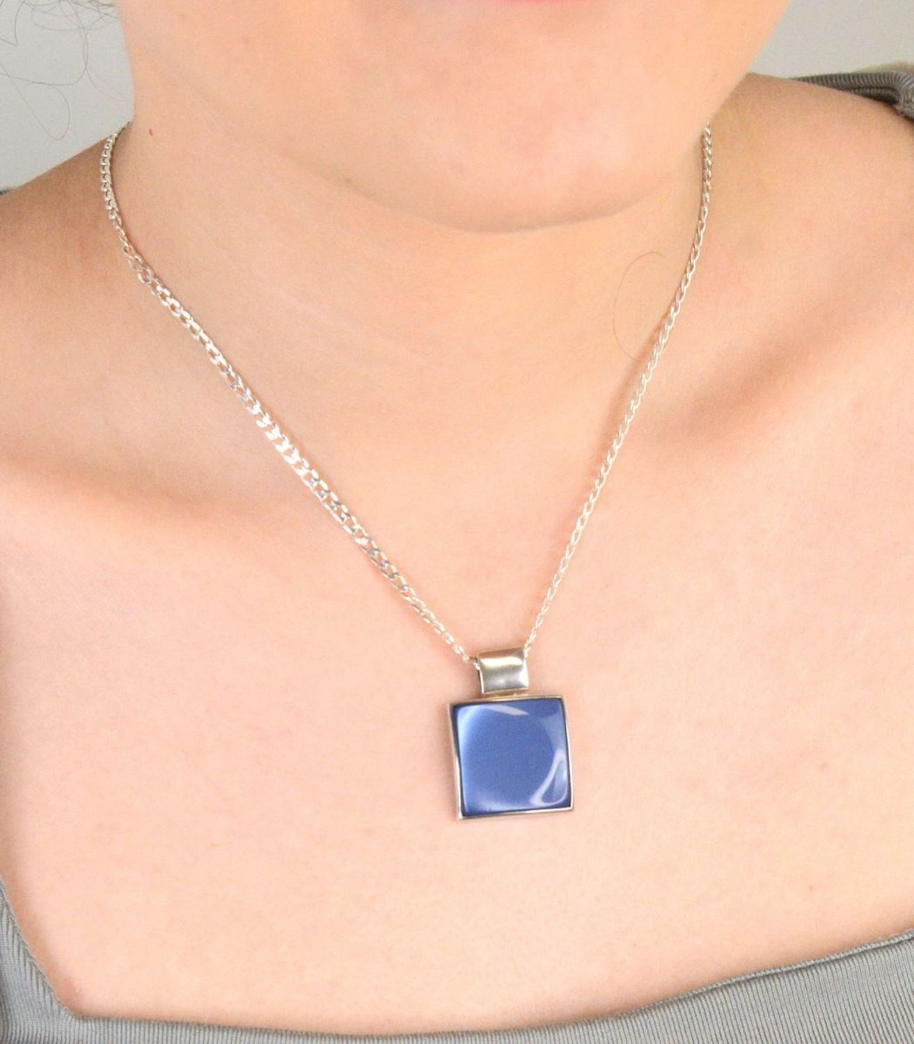 Zawieszka srebrna kwadratowa z masą jubilerską niebieską próba 925, DIA-ZAW-5762-925 Wyjątkowa zawieszka srebrna w kształcie kwadratu, wypełniona elegancką, niebieską masą jubilerską,.jpg