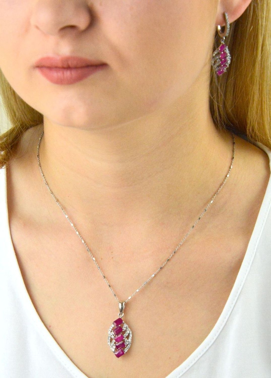 Zawieszka srebrna z kamieniem rubin i cyrkoniami DIA-ZAW-5918-925. Zawieszka srebrna z cyrkoniami. Zawieszka srebrna z rubinem. zawieszka srebrna różowa. Zawieszka srebrna na prezent..jpg