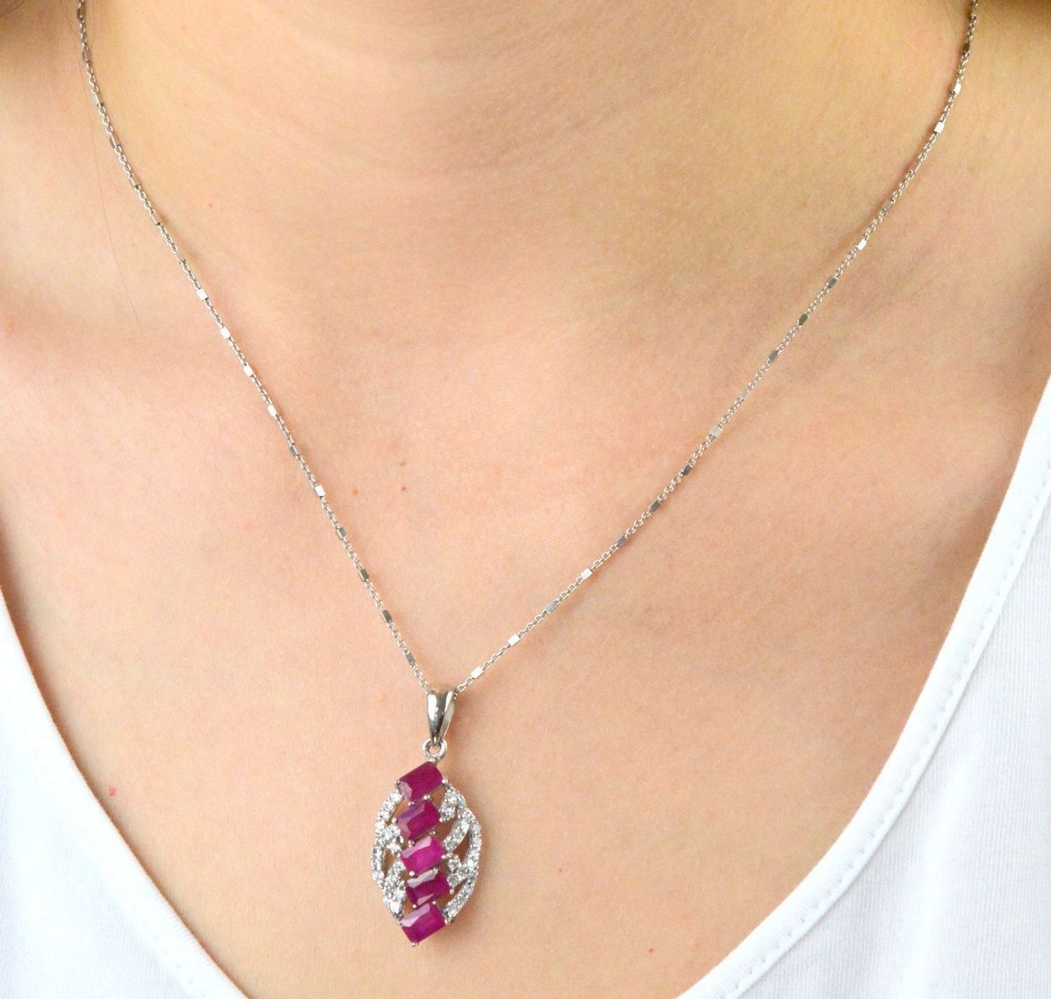 Zawieszka srebrna z kamieniem rubin i cyrkoniami DIA-ZAW-5918-925. Zawieszka srebrna z cyrkoniami. Zawieszka srebrna z rubinem. zawieszka srebrna różowa. Zawieszka srebrna na prezent..jpg