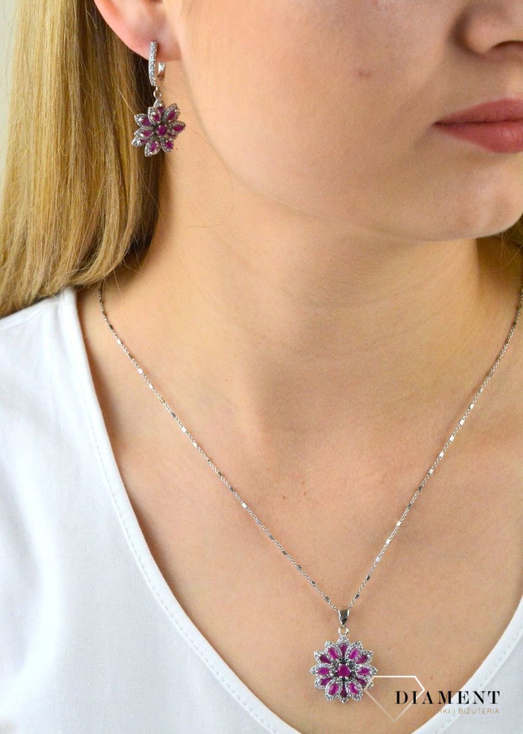 Srebrna zawieszka Kwiatek z różowymi cyrkoniami DIA-ZAW-5920-925. Srebrna zawieszka z cyrkoniami. Srebrna zawieszka z różowymi cyrkoniami. Zawieszka dla kobiety. Srebrna zawieszka idealna na prezent..jpg
