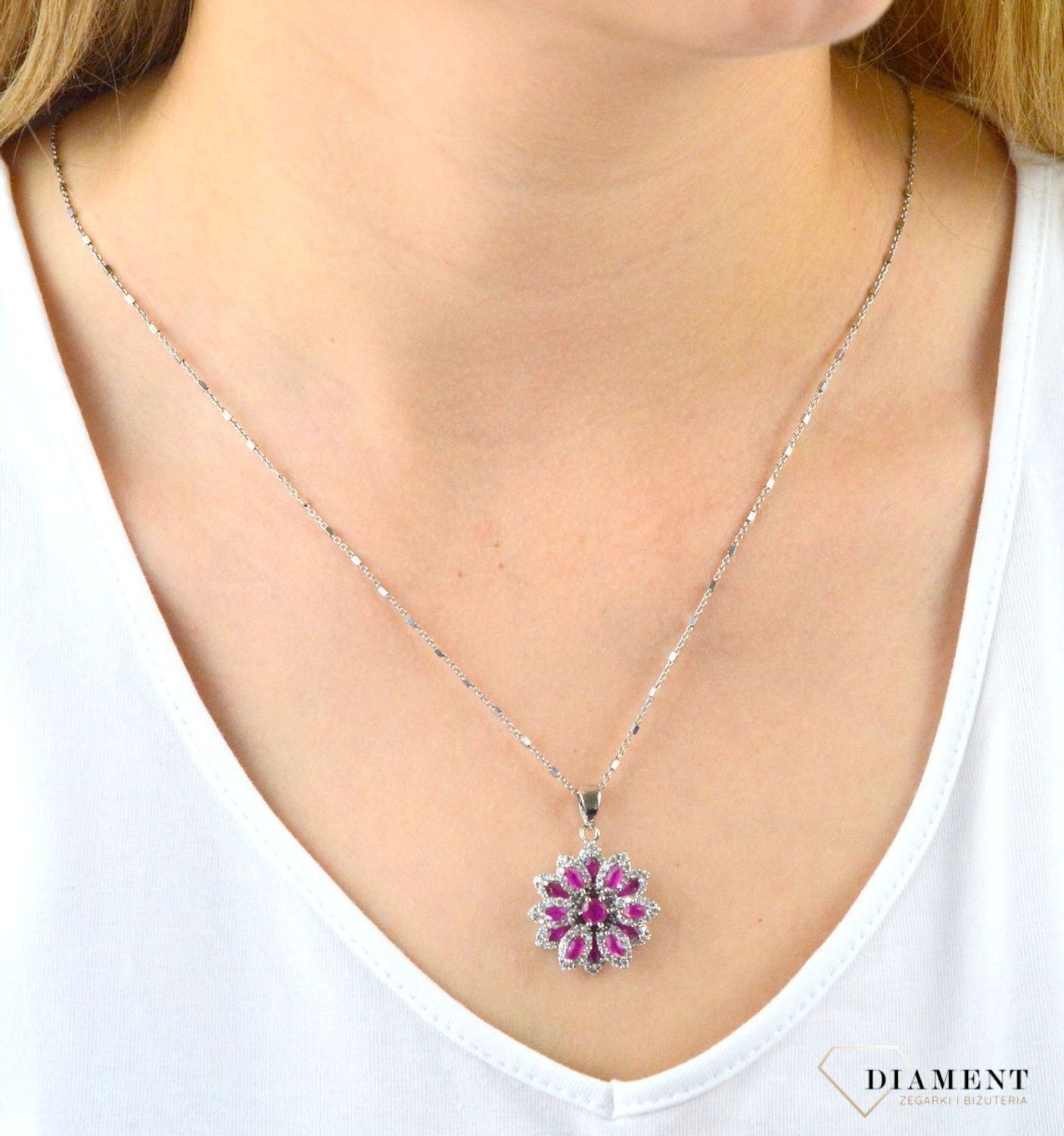 Srebrna zawieszka Kwiatek z różowymi cyrkoniami DIA-ZAW-5920-925. Srebrna zawieszka z cyrkoniami. Srebrna zawieszka z różowymi cyrkoniami. Zawieszka dla kobiety. Srebrna zawieszka idealna na prezent..jpg
