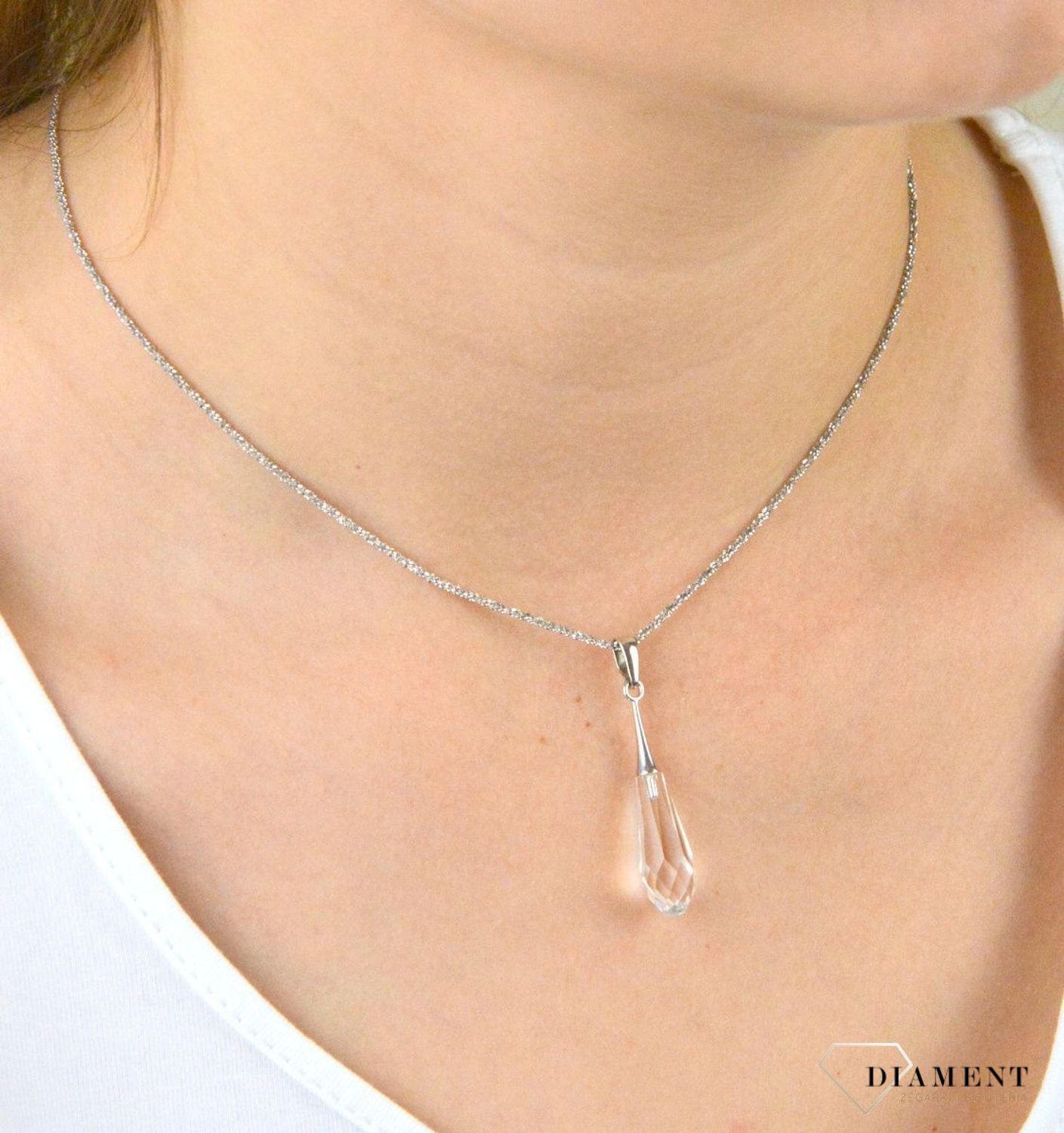 Subtelna srebrna zawieszka z jasnym kryształem i wyjątkowym szlifem. Srebro 925, długość 4 cm. Idealna do eleganckich i codziennych stylizacji. Klasyczny, kobiecy styl.1.jpg