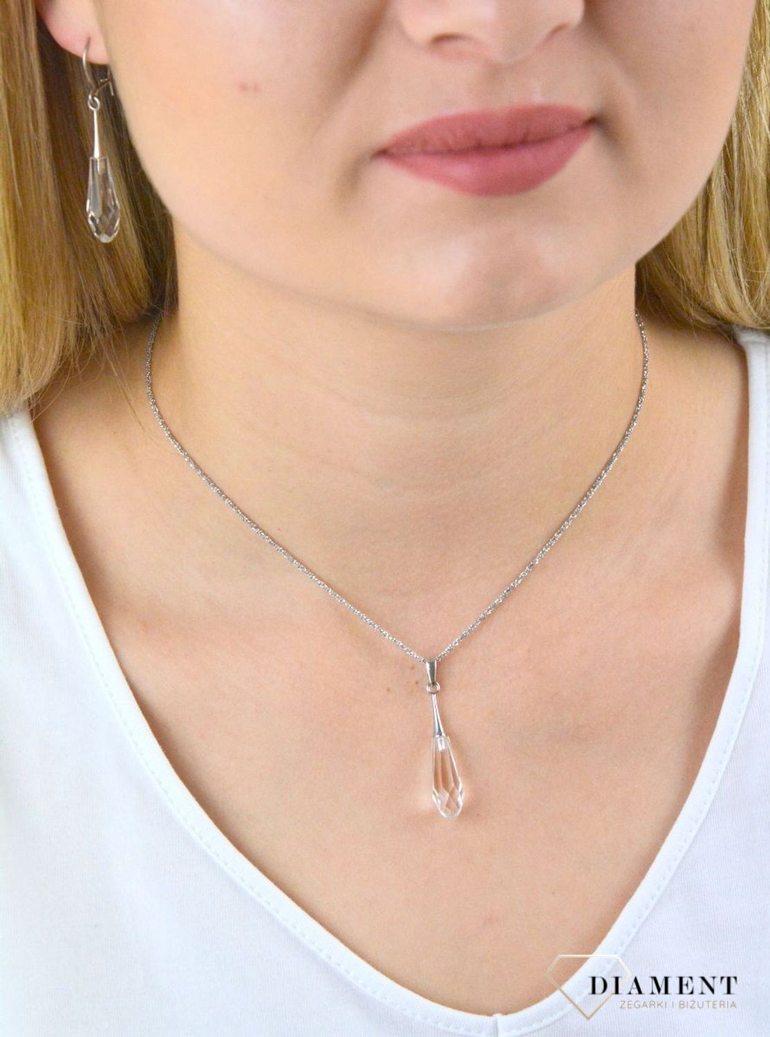 Subtelna srebrna zawieszka z jasnym kryształem i wyjątkowym szlifem. Srebro 925, długość 4 cm. Idealna do eleganckich i codziennych stylizacji. Klasyczny, kobiecy styl.1.jpg